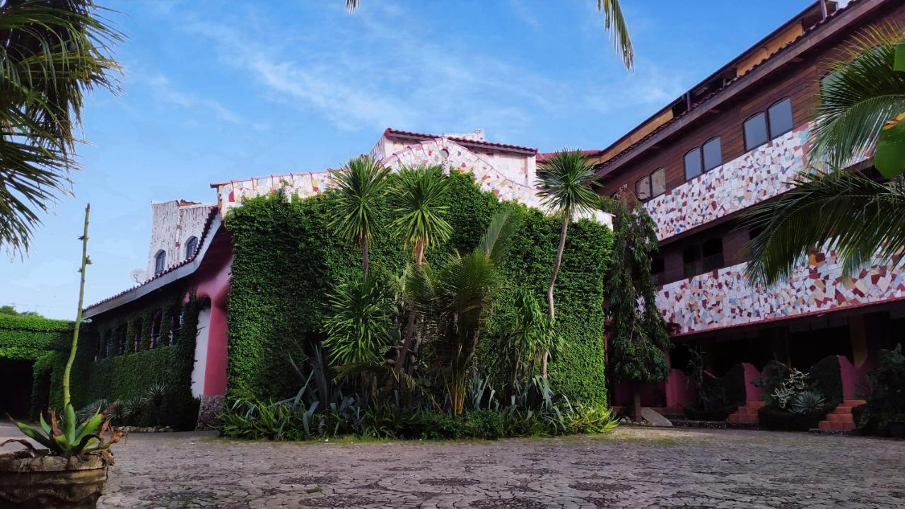 Hotel La Hasienda Kupang  Buitenkant foto
